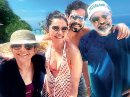 Rakul preet singh with her father. Bollywood Rakul Preet Singh Is In The Maldives To Ring In Parents Anniversary
