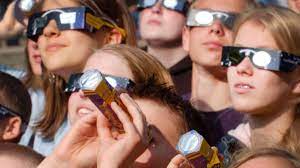 Nicht jedem wird es möglich sein rechtzeitig eine geeignete sonnenfinsternisbrille zu besorgen. Augenarzte Sonnenfinsternis Nur Mit Spezialbrille Beobachten Gesundheit