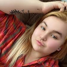 Amber Alton's Instagram, Twitter & Facebook