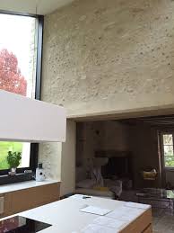 Les caractéristiques physiques de cet enduit font qu'il remplace de plus en plus souvent le mortier bâtard en façade et le plâtre à l'intérieur. Enduits Interieurs A Pierre Vue Isolation Saine Et Naturelle Avec Les Enduits Chaux Et Chanvre Darribere Et Fils
