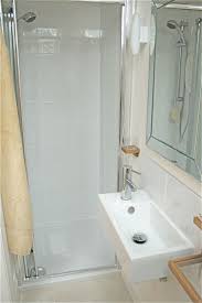 Ideas for making a small bathroom look bigger or creating more space in a small bathroom. 1000 Ideas About Very Small Bathroom On Pinterest Small Bathrooms Small Showers And Tuscan Diseno Banos Pequenos Diseno De Banos Cuartos De Banos Pequenos