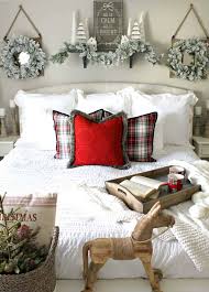 They can be used on the bed frame, mirror, mantelpiece, lamp, windows, or curtains. 40 Warm And Cozy Farmhouse Inspired Christmas Decorating Ideas