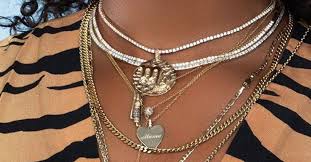 The Experts Have Spoken These 2019 Jewelry Trends Are Fire With Images Jewelry Trends Celebrity Jewelry Who What Wear