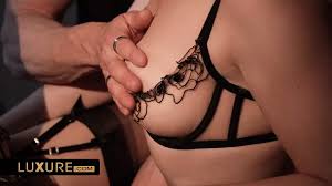 Trio avec Lilly Bell et Liz Jordan en lingerie noire sexy