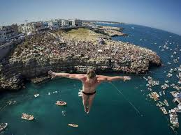 意大利 italy 波利尼亞諾 polignano a mare 2016紅牛懸崖跳水比賽站 選手在碧海藍天下奉獻驚艷表演 比賽要求選手在無任何防護之下 自20多米的高台疾 速下降躍入水中 還需在入水前 表現各式翻轉及花式動作 攝 diving world cliff diving puglia beaches