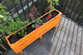 Der blumenkasten verschönert den balkon, die terrasse und die fensterbänke. Diy Anleitung Einen Blumenkasten Aus Holz Selber Bauen Balkon Blumenkasten De