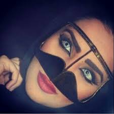 في عينها اليمنى بداوه اصليه وفي عينها اليسرى مراسم حضاره فيها جمال البدو كله تشيله وفيها دلع بنت الحض Arab Beauty Arabian Beauty Beautiful Eyes