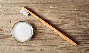 Camı güçlendirmek veya mühürlemek için kurumadan önce bıçağı kullanarak pencereye macunu ekleyin. Dogal Dis Macunu Nasil Yapilir Dogalyasamlar Com