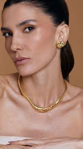 🦋 Leveza que inspira, transforma e conecta. De Milão ao Brasil, nasce  Hallu por Stella Leveza, uma coleção que une natureza, moda e poesia em  joias autorais. ✨ Três peças, infinitas formas