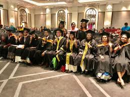 Hidup dirasakan seperti berlalu dan kita setiap masa mencari peluang untuk mencuba sesuatu yang seronok supaya kita boleh ketawa dan ketawa dan ketawa. Konvokesyen Dan Hala Tuju Graduan