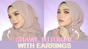 Cara pakai shawl mudah kedua adalah lipatlah hijab segi empat menjadi bentuk segi panjang dan pasangkan dengan panjang sisi kanan lebih panjang dari sisi kiri. Tutorial Current Shawl Style By Aida Azira