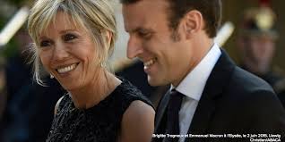 Brigitte trogneux a rencontré emmanuel macron au début des années 90 alors qu'elle était à la tête d'un club de théâtre, et s'ils se sont mariés en 2007, c'est en 1994 que tout a basculé pour eux. Brigitte Macron Une Autre Regularite Pour En Finit Avec La Cougar Presque Premieres Dames