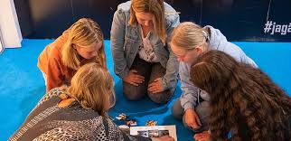Camillla rosengren, med dottern poppy, startade en kampanj i sociala medier för att få skånetrafiken att ändra reglerna för jojo sommarkort, som hon menar missgynnar ensamstående. Nyhetsarkiv Bromolla Kommun