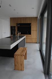 Moderne Betonkuche Kombiniert Mit Holz Und Elektrogeraten Von Gaggenau Betonkuche Betonboden Kuche Und Kuche Beton