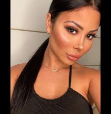 Découvrez les vraies origines des stars de télé réalitées ! Maeva Ghennam Devoile Une Photo D Elle Avant La Chirurgie Le Visage Pas Refait Purepeople