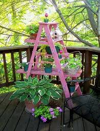 Diy Flower Stand Verwandle Eine Alte Holzleiter In Eine Blumendekoration In 2020 Upcycling Fur Den Garten Diy Blumenstander Gartenprojekte