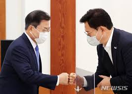 문재인 대통령의 지지율이 처음으로 더불어 민주당의 지지율 보다 낮게 조사되었습니다. ë¬¸ìž¬ì¸ ëŒ€í†µë ¹ ì†¡ì˜ê¸¸ ëŒ€í'œì™€ ì£¼ë¨¹ì¸ì‚¬ ê³µê°ì–¸ë¡  ë‰´ì‹œìŠ¤í†µì‹ ì‚¬