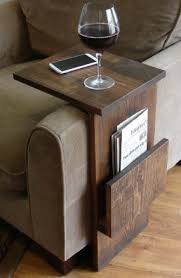 Vi Al Tio En Su Rincon De Lectura Con Esta Mesa Tv Room Si O No Furniture Sofa Handmade Sofa End Tables
