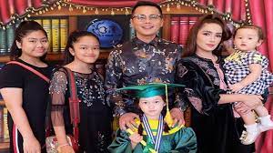 Kebaya kutu baru juga bisa menjadi pilihan tepat untuk membuat seragam wisuda dengan anak. 25 Inspirasi Keren Baju Untuk Menghadiri Wisuda Anak Tk Cerita Wisuda