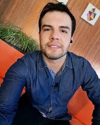 A quién se le notan las canas a estas alturas de la vida? A Henry Urbina se  le notan más en la barba, aunque también tiene en el cabello.