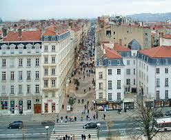 Un appel à témoin a été lancé le même jour pour tenter de retrouver le terroriste présumé, toujours en fuite ce dimanche. Category Rue Victor Hugo Lyon Wikimedia Commons