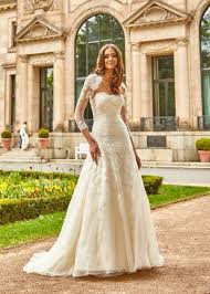 This fit and flare silhouette highlights your figure in all the right ways. Brautmode Kleid Hochzeit Fit And Flare Brautkleid Brautkleid Armellos