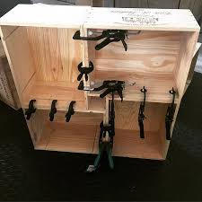ctivite du dimanche transformer des caisses a vin en etagere sur mesure prochaine etape le vernis caisse a vin meubles en caisse relooking de mobilier