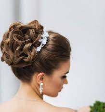 Chignon Haut Aux Boucles Entoure D Une Petite Couronne De Fleurs Blanches Chignon Mariage Elega Coiffure Chignon Haut Chignon Haut Mariee Chignon Haut Mariage