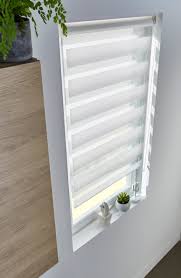 Des Stores Qui Laissent Passer La Lumiere Mais Qui Permettent De Garder Son Intimite Un Beau Compromis Pour Une Salle De Bain En 2020 Stores Castorama Store Enrouleur