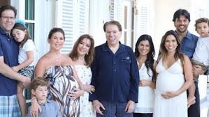 32k likes · 24 talking about this. Patricia Abravanel Parabeniza Silvio Santos Pelos 87 Anos Com Fotos Raras Da Intimidade Do Apresentador Famosos Extra Online