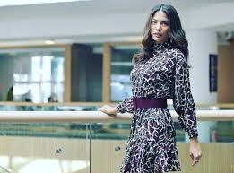 Anne ile babası o küçük yaşlardayken evliliklerini bitirmiş bu nedenle yaşamını annesi ve ablası ile birlikte sürdürmüştür. Erkenci Kus Dizisinin Sanem I Demet Ozdemir In Abisi Ve Ablasi Cok Sasirtti Galeri Takvim