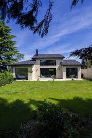 A La Fois Par Leurs Couleurs Leurs Materiaux Et Leurs Formes Carateristiques Les Maisons Proven Maison Traditionnelle Constructeur Maison Construction Maison
