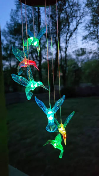 ✨ Colgante Solar de 6 Colibríes ✨, De día decora, 🌞 de noche ilumina 🌙💫,  Dejá que estos hermosos colibríes luminosos llenen tu espacio con color y  magia., 💡 Se encienden automáticamente al anochecer, ...