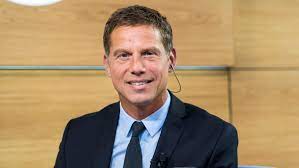 Ibland sitter han dessutom i premier. Ola Wenstrom Arets Sportjournalist Dn Se