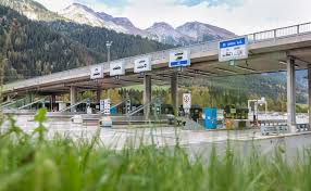 E' possibile acquistare direttamente dal sito delle autostrade asfinag, o tramite app scaricabile gratuitamente (si veda più sotto), il bollino autostradale o vignette in versione digitale. Asfinag Mautstellen