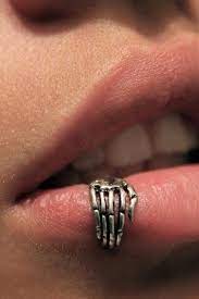 28 Manos De Esqueletos Que Necesitas Tener Como Accesorios Piercings Bonitos Perforaciones Y Aretes