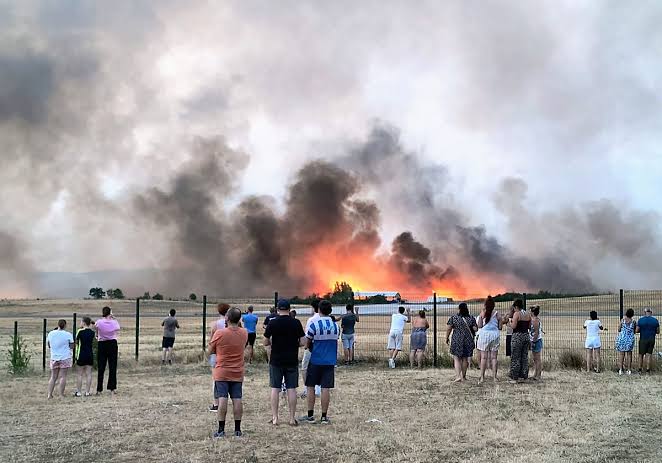 El fuego avanza sin control por el suroeste de Francia y se acerca a Burdeos | El Correo