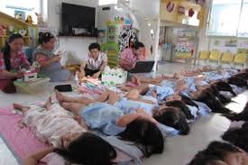 Hình ảnh không thể dễ thương hơn về cô giáo mầm non