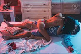 Posições sexuais clássicas. Mulher em rendas lingerie erótica beijando cara  atraente. Ela gosta de estar no topo. Casal na cama. Atividade sexual  humana. Homem fazendo sexo com menina vista superior. Sexo selvagem