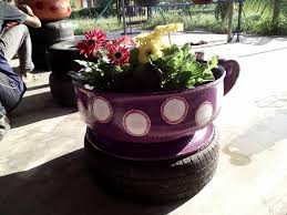 Salah satunya adalah anda boleh menggunakan tayar terpakai ini untuk membuat diy pasu bunga. Pasu Bunga Tayar Kereta