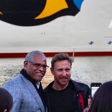 Da Isser David Guetta Mit Carnival Chef Arnold Donald Beim Fototermin Vor Der Aidanova David Guetta David Cruise