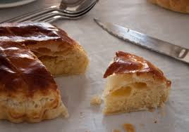 Milföyleri ikiye bölüp servis tabağı büyüklüğünde açın. Recette De Galette Des Rois A La Vraie Frangipane Jujube En Cuisine