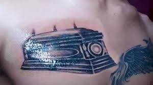 Menorehkannya dengan tinta warna akan membuatnya lebih menarik lagi. Remaja Tato Nama Pacar Di Dada Langsung Tutupi Dengan Tato Peti Mati Usai Putus Kumparan Com