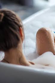 Eine erkältung (grippaler infekt) ist eine virusinfektion der oberen atemwege. Badewanne Warum Badezusatze Mehr Uber Unsere Gesellschaft Verraten Gala De