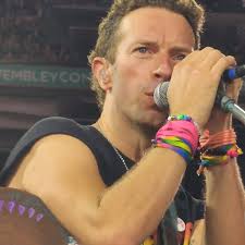 Chris aime la France 🇫🇷! Et il parle tellement bien français 😊 Nous  partageons cette petite vidéo réalisée par Coldplayid Très bon week-end à  vous toutes et tous ☀️ @coldplay @camillecombal @qofficiel #