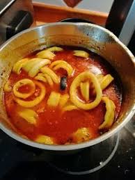 4 calamares medianos hay quienes los rellenan de carne y huevos cocidos con un sofrito de cebolla 2 dientes de ajo hoy los haremos con…… 8 langostinos 1 filete de merluza 1 cebolla 2 dientes ajo pimiento y tomate pimienta 1 hoja de laurel. Cocinando Con Mi Mambo Silver Calamares En Salsa Comida Recetas De Cocina Recetas