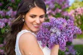Retrato De La Hermosa Novia Con Gran Ramo De Flores De Color Lila En El  Jardín De Verano Fotos, retratos, imágenes y fotografía de archivo libres  de derecho. Image 42154152