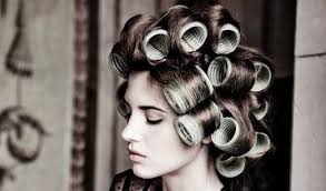 как сделать прическу на новый год в домашних условиях Foto Pravilno Nakruchennyh Lokonov Dlya Pridaniya Obyoma U Kornej Pricheski Bigudi Korni Volos