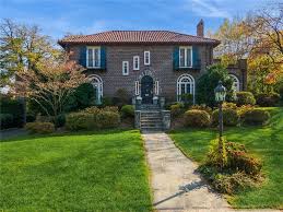 Jennifer Gilchrist, Real Estate Agent