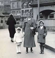 In Frankfurt Am Mein Germany Anne Her Mother Sister Margot Anne Frank Anne Frank Histoire Et Seconde Guerre Mondiale